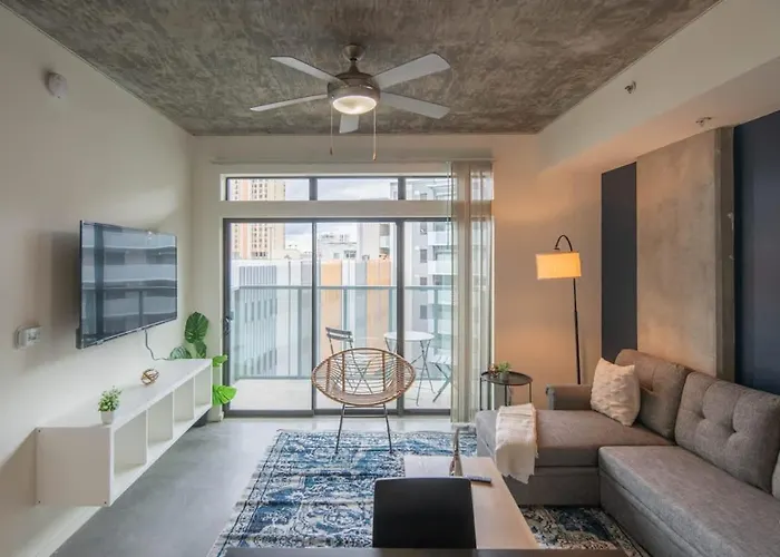 Adorable 1Bd - Central Downtown - Gym, Pool, Parking