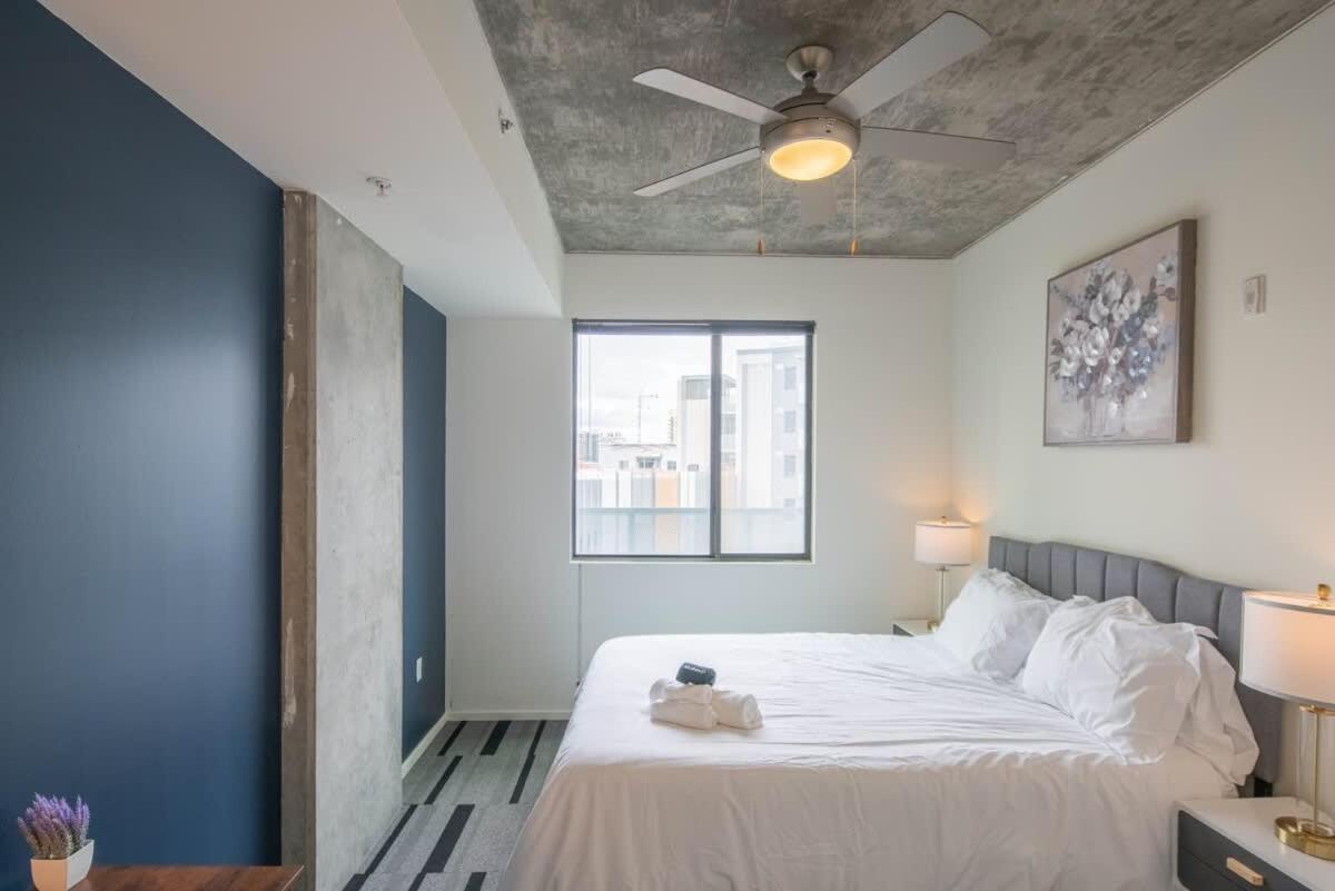 Adorable 1bd - Downtown - Gym, Pool, Parking *