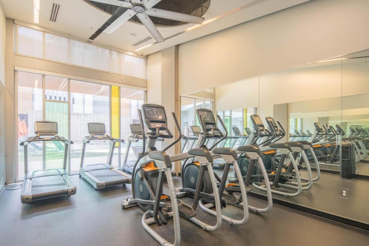Adorable 1bd - Downtown - Gym, Pool, Parking Apartment *